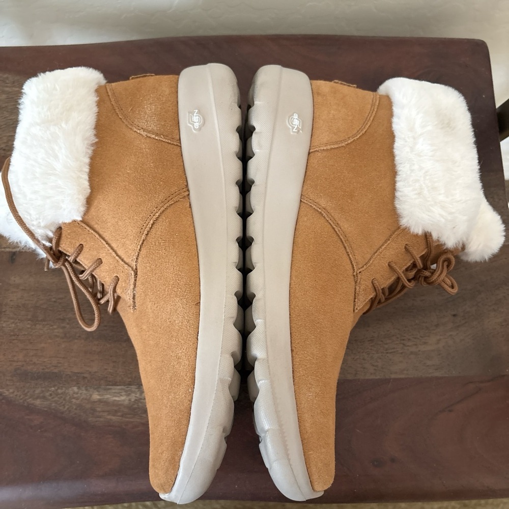 Skechers  women’s Tan Ankle Boots with White Fur. 9.5 - Picture 5 of 7